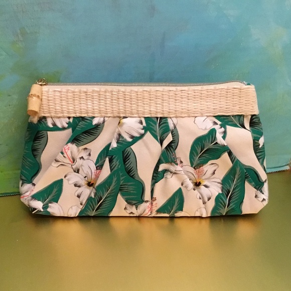 Estee Lauder Handbags - ESTEE LAUDER NWOT MAKEUP BAG